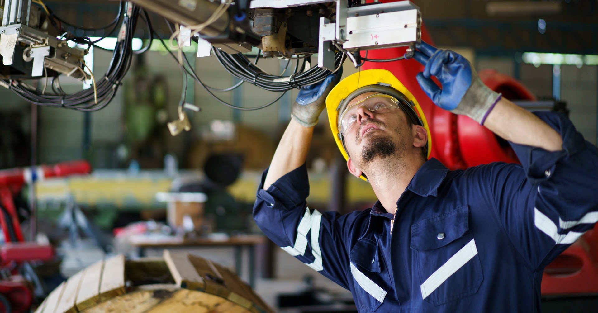 Firmy ostrożnie rekrutują, ale operatorzy maszyn, spawacze i mechanicy zawsze znajdą pracę