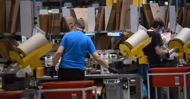 Osoby, które dołączą do zespołu Amazon, mogą liczyć na stawkę godzinową wraz z dodatkiem za obecność w pracy w wysokości 36,2 zł brutto/h. Na zdjęciu hala Amazon w Świebodzinie, fot. M Kapala/Gazeta Lubuska/ Polska Press
