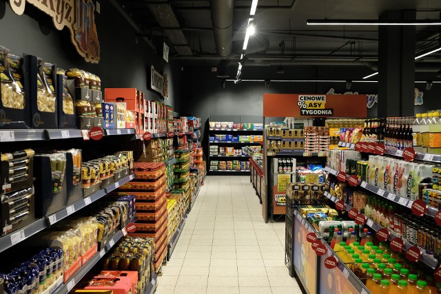 Udogodnienia takie jak szerokie alejki, kasy samoobsługowe i przejrzysta nawigacja w formacie 4.0 przyspieszają codzienne zakupy i ułatwiają poruszanie się po sklepie.