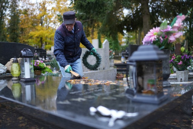 Ile kosztuje pogrzeb? Wiele źródeł wskazuje szerokie widełki, od 8 tys. na wsiach, do 15 tys. w dużych miastach
