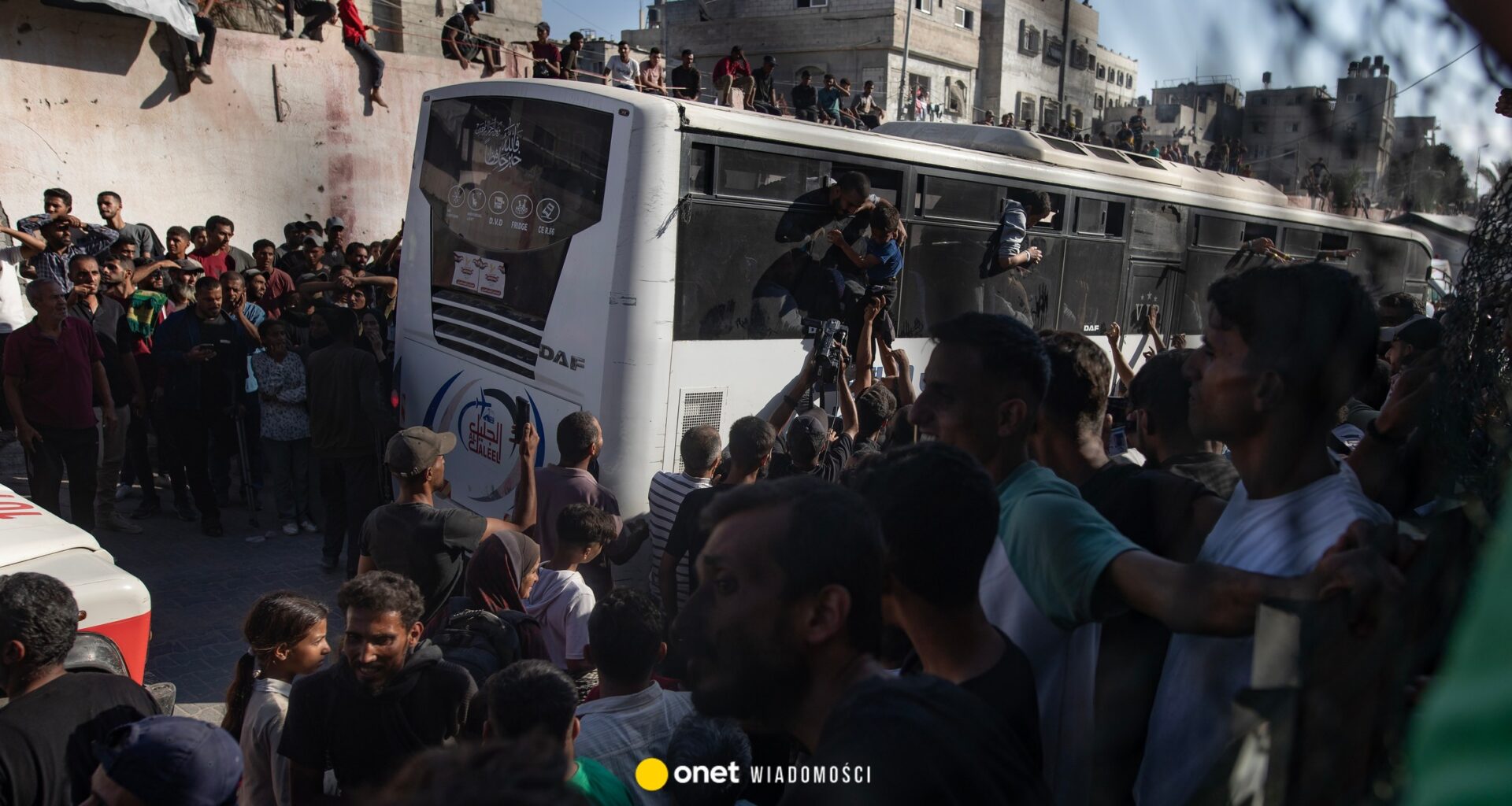 Chaos wokół rozejmu. Hamas nie wydaje zwłok zakładników, Izrael nie otwiera przejścia granicznego [RELACJA]
