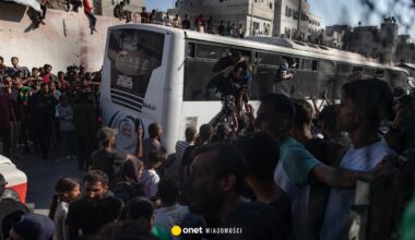 Chaos wokół rozejmu. Hamas nie wydaje zwłok zakładników, Izrael nie otwiera przejścia granicznego [RELACJA]