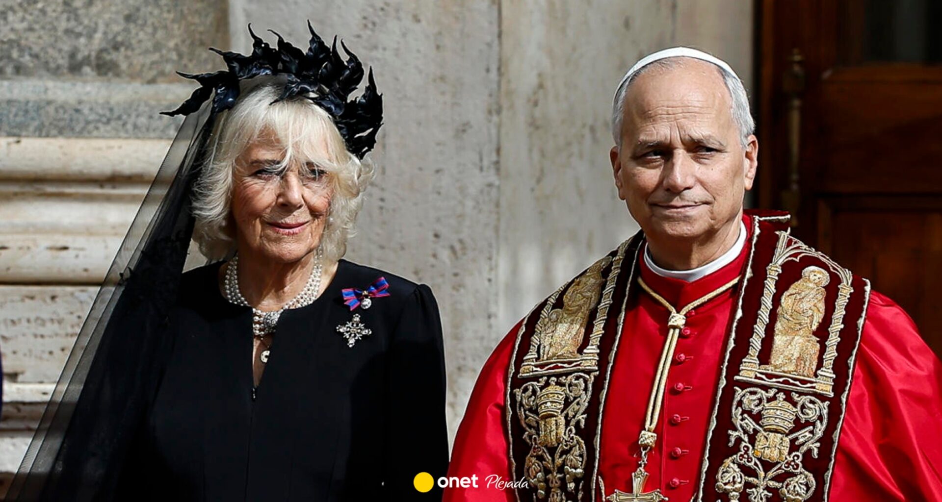 Królowa Kamila nie wytrzymała długo w mantylce jak "korona cierniowa". Od razu po spotkaniu z papieżem się przebrała