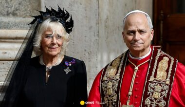 Królowa Kamila nie wytrzymała długo w mantylce jak "korona cierniowa". Od razu po spotkaniu z papieżem się przebrała