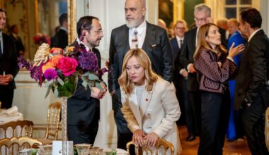 Premier Włoch Giorgia Meloni (Ś) podczas kolacji zorganizowanej przez duńską parę królewską dla szefów rządów i państw UE w pałacu Amalienborg w Kopenhadze, Dania, 1 października 2025 r.