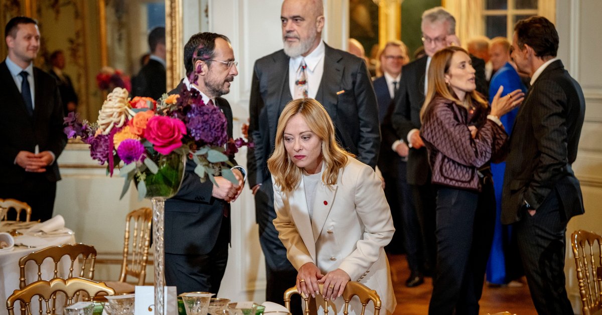 Premier Włoch Giorgia Meloni (Ś) podczas kolacji zorganizowanej przez duńską parę królewską dla szefów rządów i państw UE w pałacu Amalienborg w Kopenhadze, Dania, 1 października 2025 r.