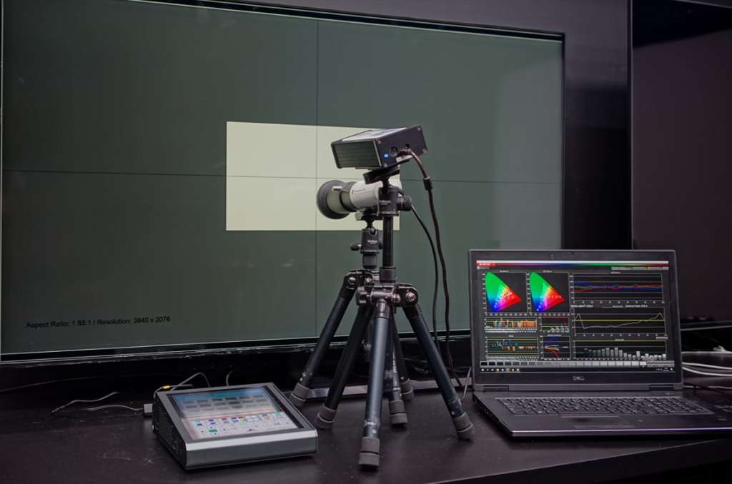 Profesjonalny test telewizora w redakcji HDTVPolska - zdjęcie ilustracyjne