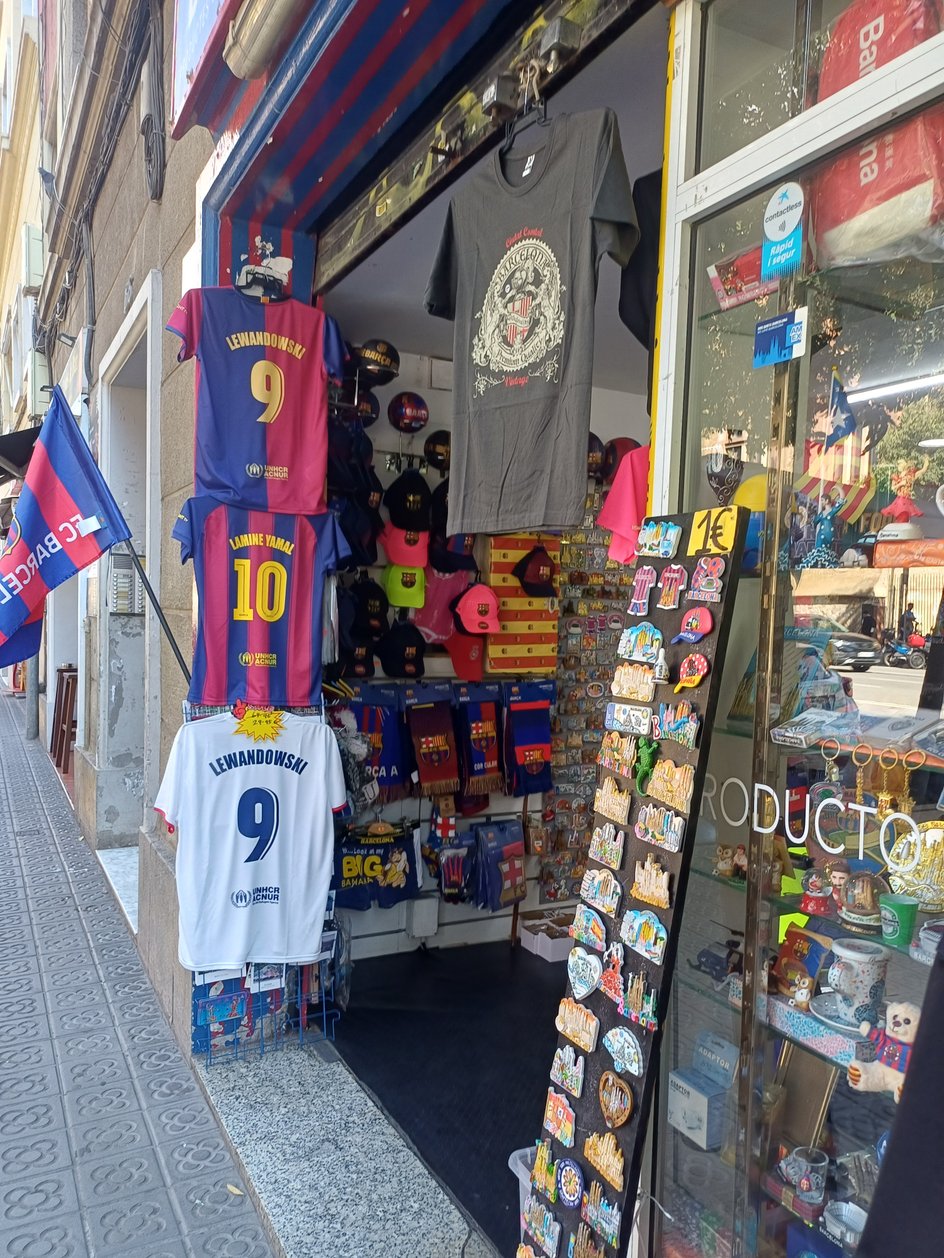 Koszulki Lewandowskiego i Yamala w sklepiku nieopodal Camp Nou