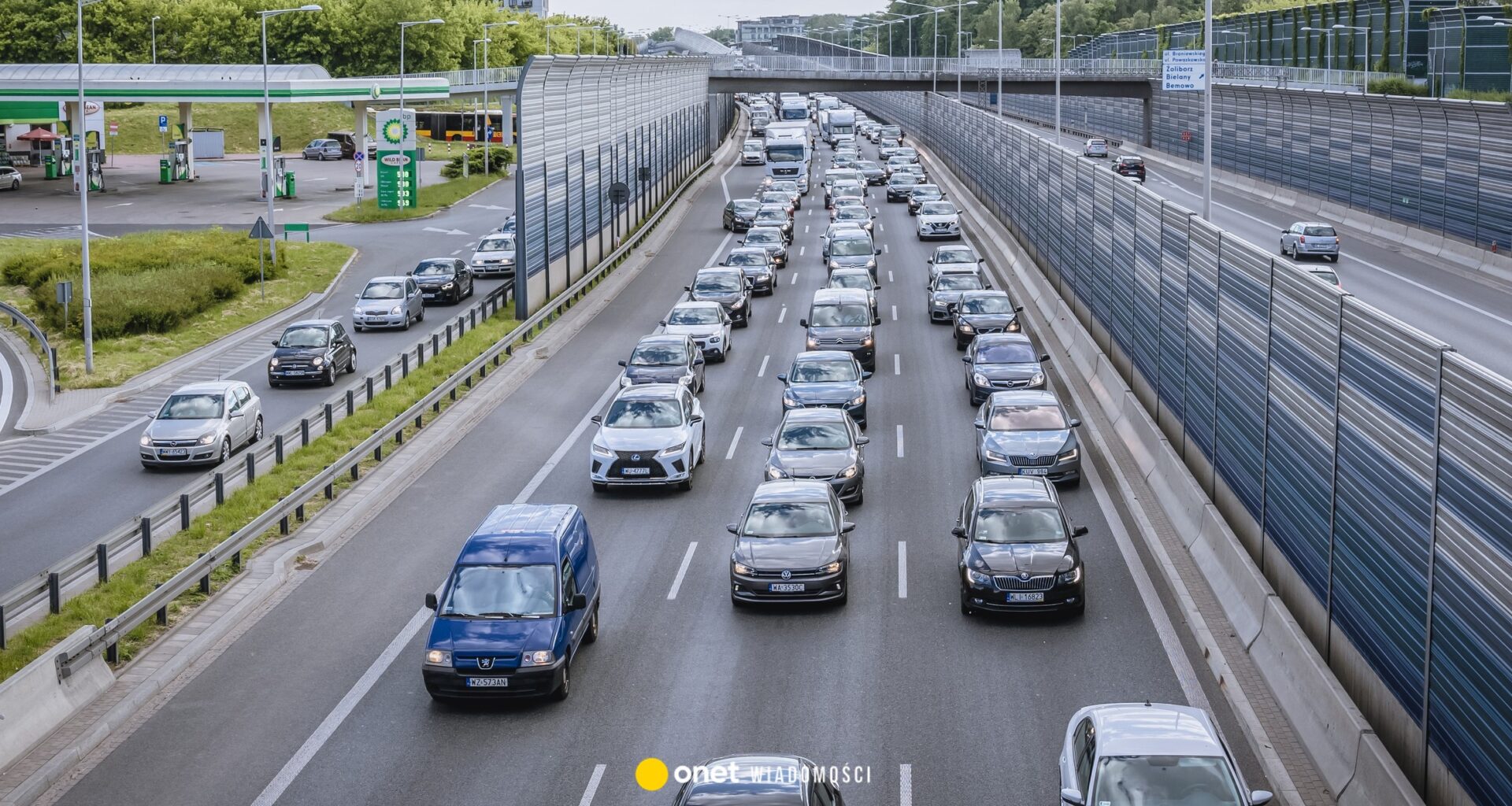 Zderzenie trzech aut w Warszawie. Tworzy się duży korek - Onet Wiadomości