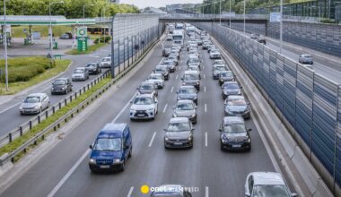 Zderzenie trzech aut w Warszawie. Tworzy się duży korek - Onet Wiadomości