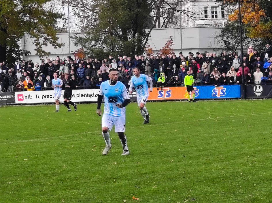 Kuba "Quebonafide Grabowski i Grzegorz Krychowiak podczas meczu z trzecią drużyną Polonii Warszawa