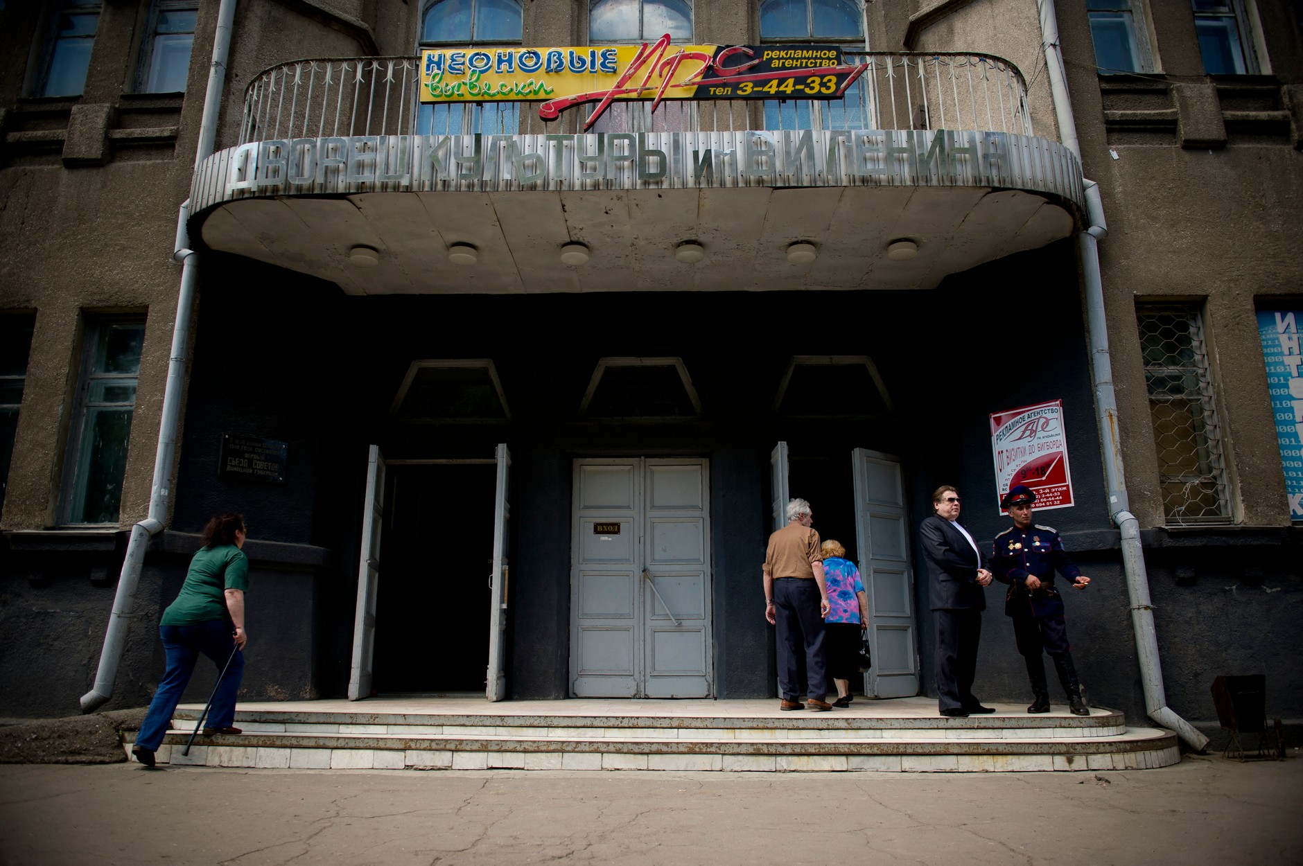 Ludzie wchodzą do lokalu wyborczego podczzas referendum na Krymie, 2014 r.