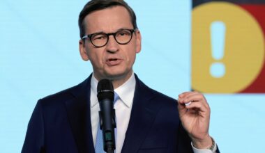 Walka frakcji w PiS. Mateusz Morawiecki pójdzie na swoje? "Musi policzyć szable"