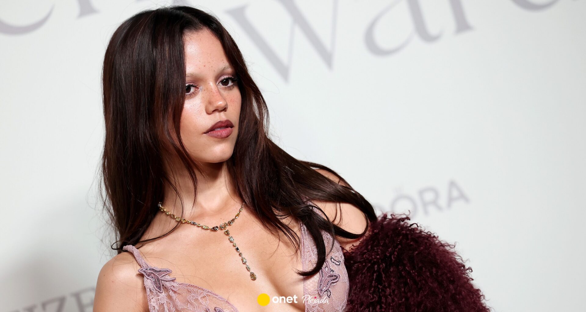 Wszyscy patrzyli tylko na nią. Jenna Ortega w zmysłowej sukience skradła show