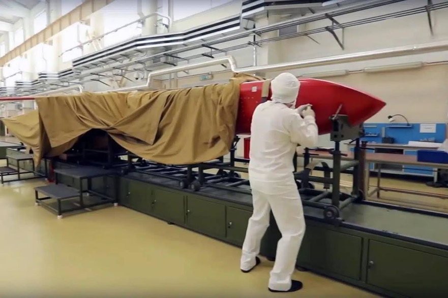 Pocisk manewrujący Buriewiestnik na hali produkcyjnej.