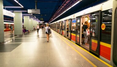 Problemy warszawskiego metra. Linia M1 kursowała na skróconej trasie - Onet