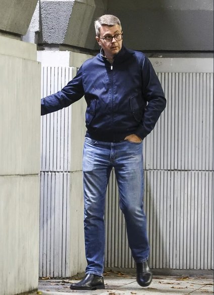 Był rzecznik rządu Piotr Muller przed wejściem do lokalu, w którym odbywała się "Patriotyczna domówka". Źródło: Fakt