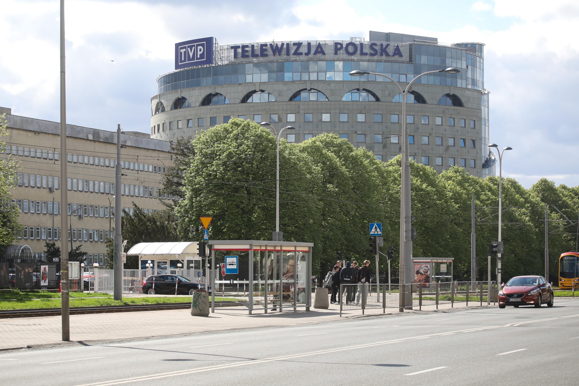 Teleturniej "Jeden z dziesięciu" jest obecnie nagrywany w siedzibie TVP w Warszawie. Studio mieści się w jednym z bocznych budynków nieopodal konstrukcji o kształcie walca, najbardziej charakterystycznej w całym kompleksie