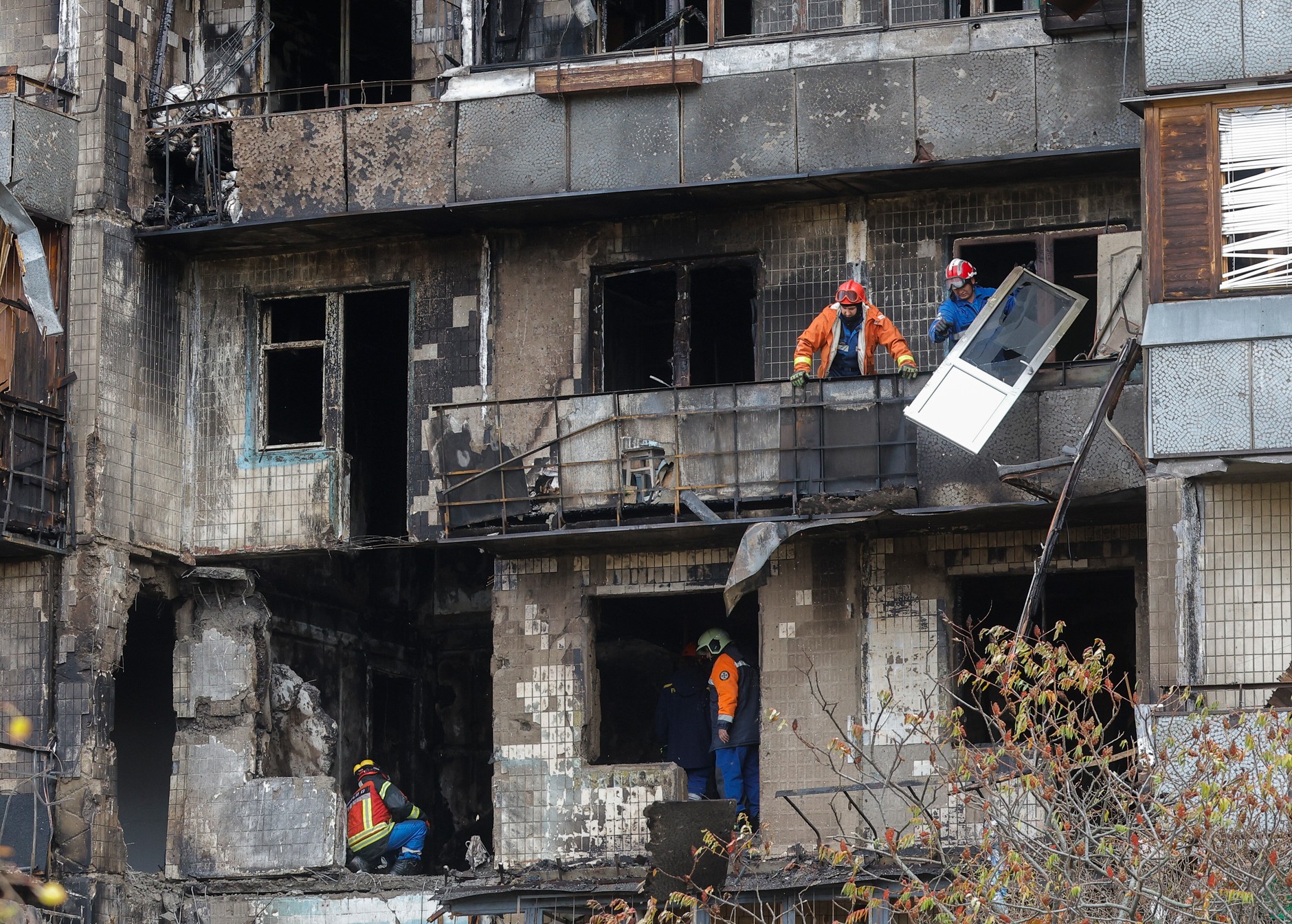 Ratownicy pracują na miejscu rosyjskiego ataku w Kijowie, 26 października 2025 r.