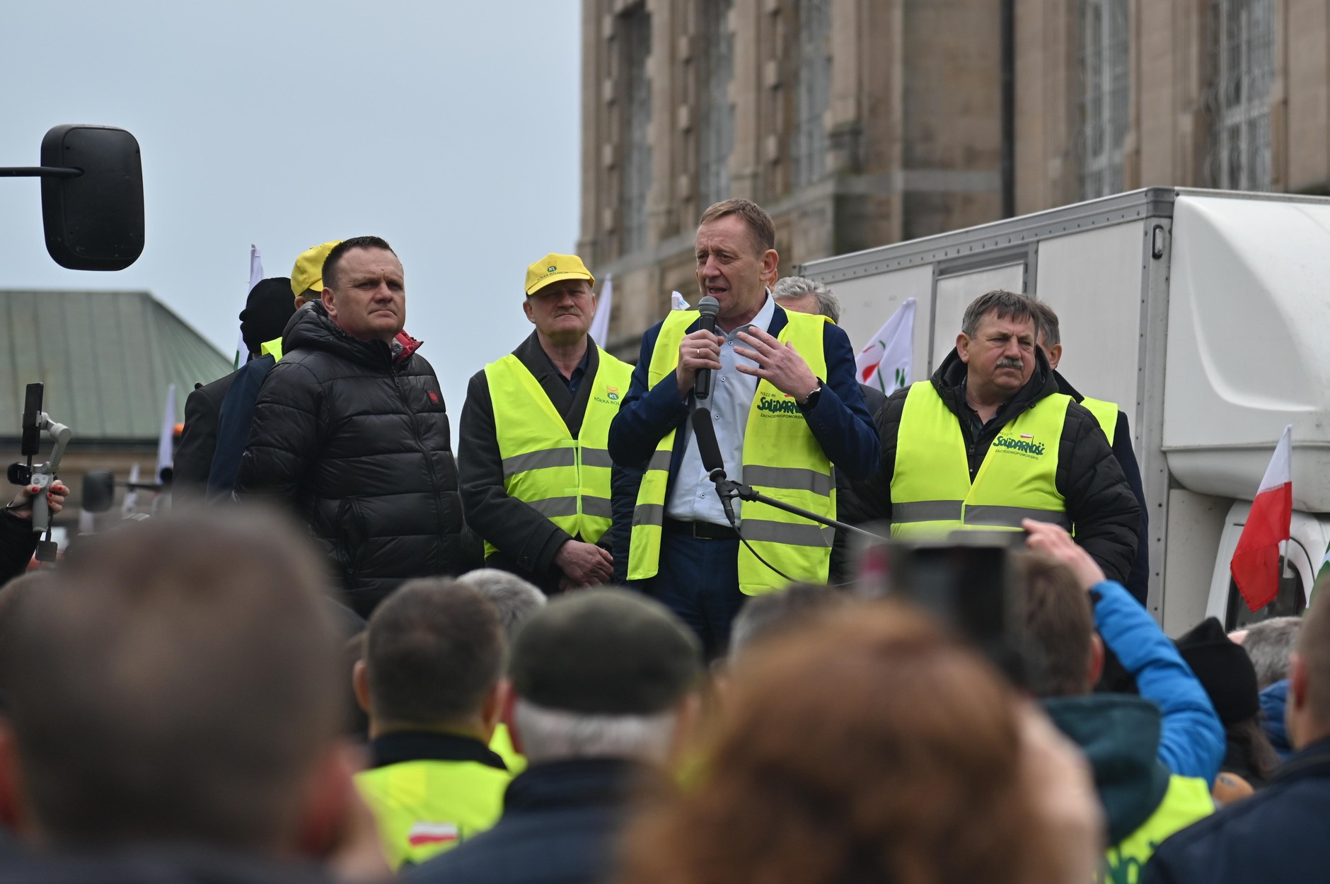Robert Telus podczas spotkania z protestującymi rolnikami w Szczecinie (2023 r.)