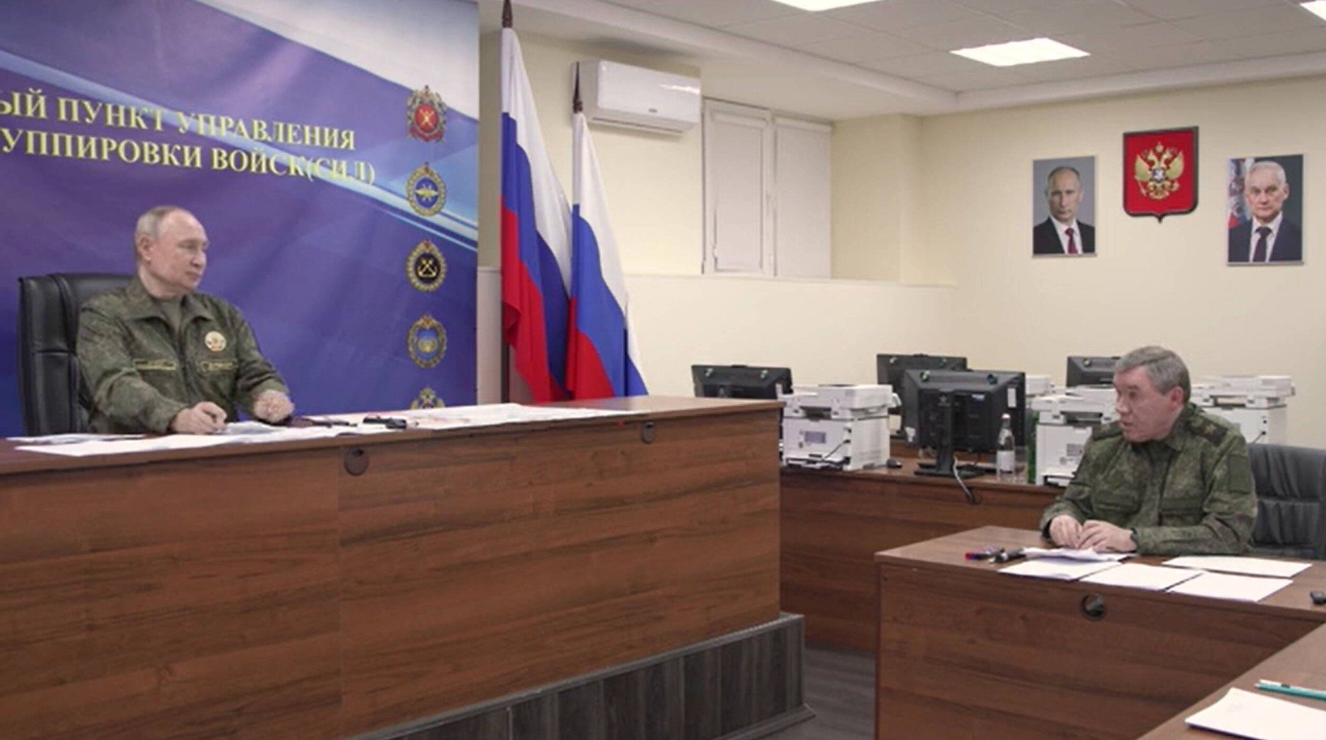 Kadr z nagrania opublikowanego przez Biuro Prasowe Prezydenta Rosji przedstawiający prezydenta Rosji Władimira Putina (L) i szefa sztabu generalnego rosyjskich sił zbrojnych generała Walerego Gierasimowa podczas zdawania raportu, Rosja, 26 października 2025 r.