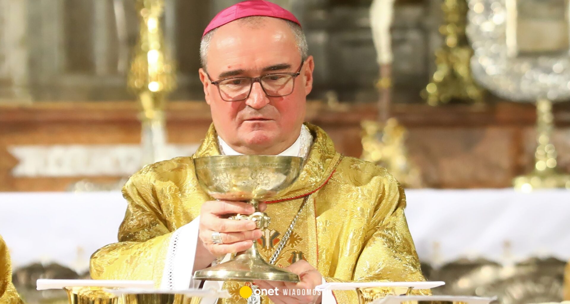 Zwłoki mężczyzny w łóżku wikarego. Biskup reaguje na tragedię