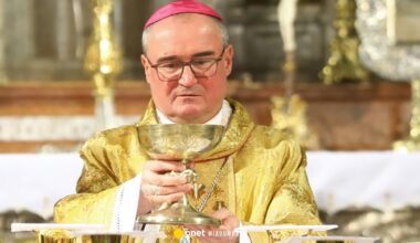 Zwłoki mężczyzny w łóżku wikarego. Biskup reaguje na tragedię