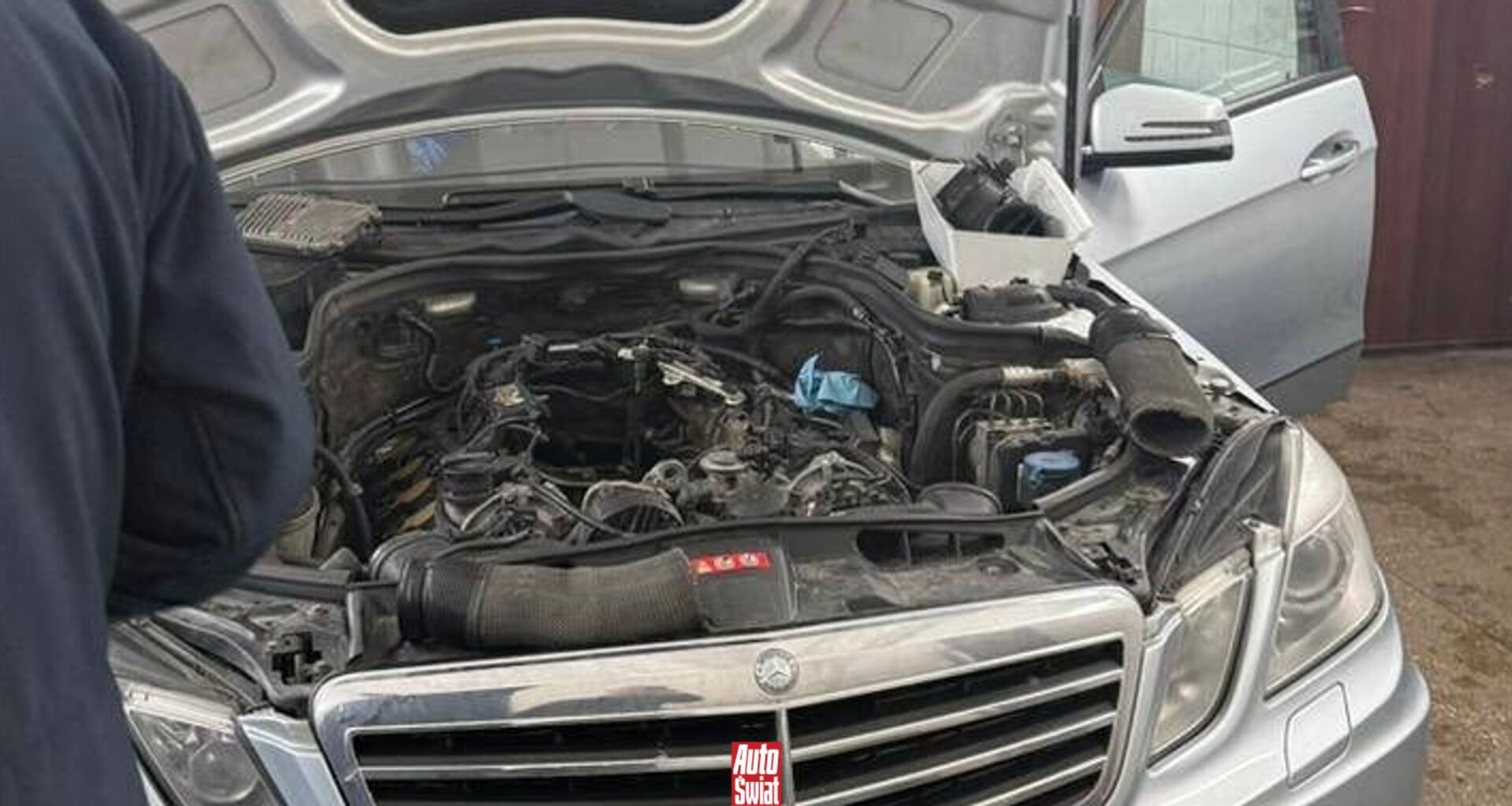 Jak można znaleźć w Mercedesie? Ukraińscy celnicy znaleźli prawie milion dolarów