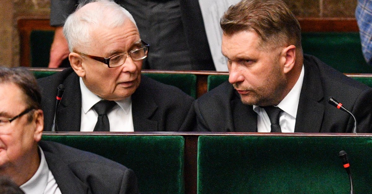 Jarosław Kaczyński widzi w Czarnku premiera. W PiS huczy: "Przemek musi uważać"