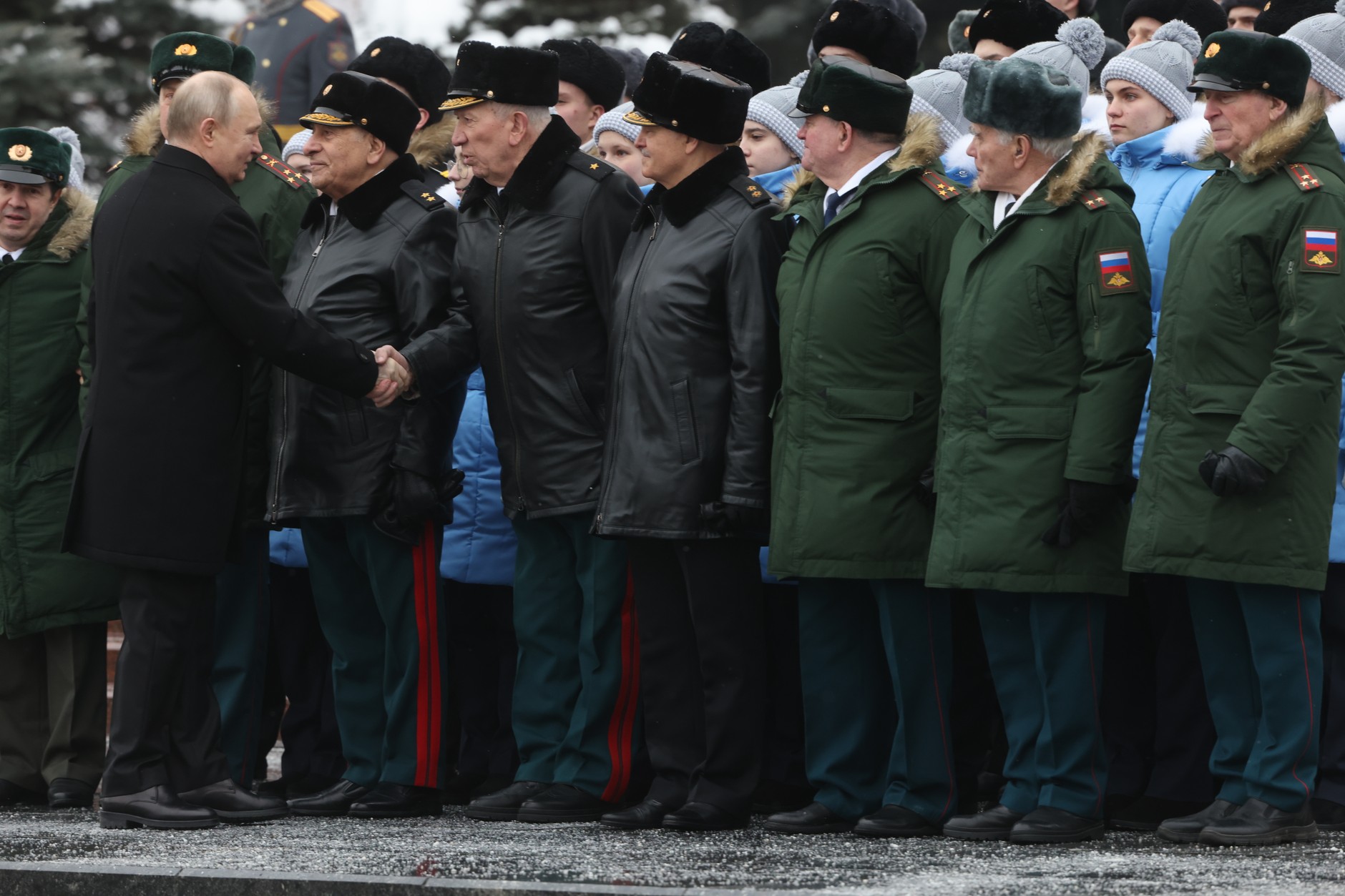 Władimir Putin podaje rękę wysokim rangą oficerom podczas obchodów Dnia Obrońcy Ojczyzny, Moskwa, 23 lutego 2024 r.