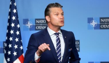 Sekretarz obrony USA Pete Hegseth podczas spotkania z sekretarzem generalnym NATO Markiem Rutte (nieobecnym na zdjęciu), Bruksela, Belgia, 15 października 2025 r.