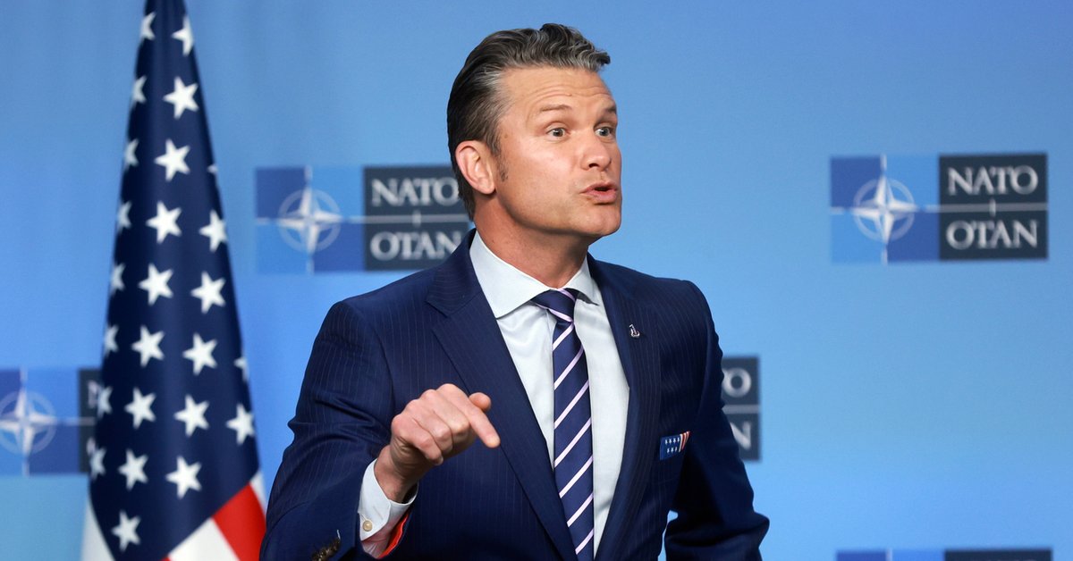 Sekretarz obrony USA Pete Hegseth podczas spotkania z sekretarzem generalnym NATO Markiem Rutte (nieobecnym na zdjęciu), Bruksela, Belgia, 15 października 2025 r.