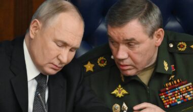 Prezydent Rosji Władimir Putin (L) i szef sztabu generalnego Sił Zbrojnych Federacji Rosyjskiej Walerij Gierasimow na posiedzeniu Rady Ministerstwa Obrony w Narodowym Centrum Kontroli Obrony w Moskwie, Rosja, 16 grudnia 2024 r.