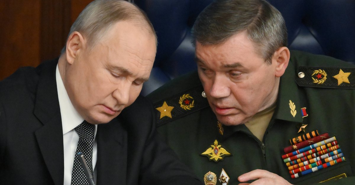 Prezydent Rosji Władimir Putin (L) i szef sztabu generalnego Sił Zbrojnych Federacji Rosyjskiej Walerij Gierasimow na posiedzeniu Rady Ministerstwa Obrony w Narodowym Centrum Kontroli Obrony w Moskwie, Rosja, 16 grudnia 2024 r.