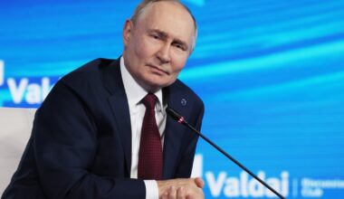 Władimir Putin, prezydent Rosji, na sesji otwierającej 22. spotkanie Klubu Wałdajskiego. Soczi, 2 października 2025 r.