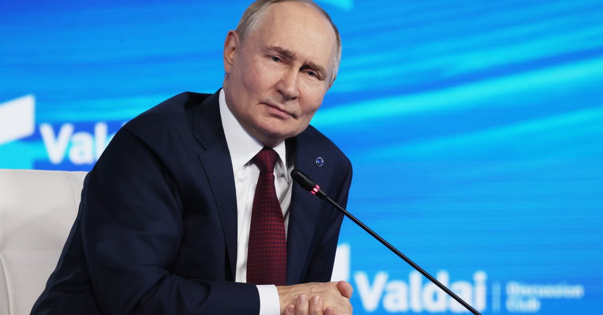 Władimir Putin, prezydent Rosji, na sesji otwierającej 22. spotkanie Klubu Wałdajskiego. Soczi, 2 października 2025 r.