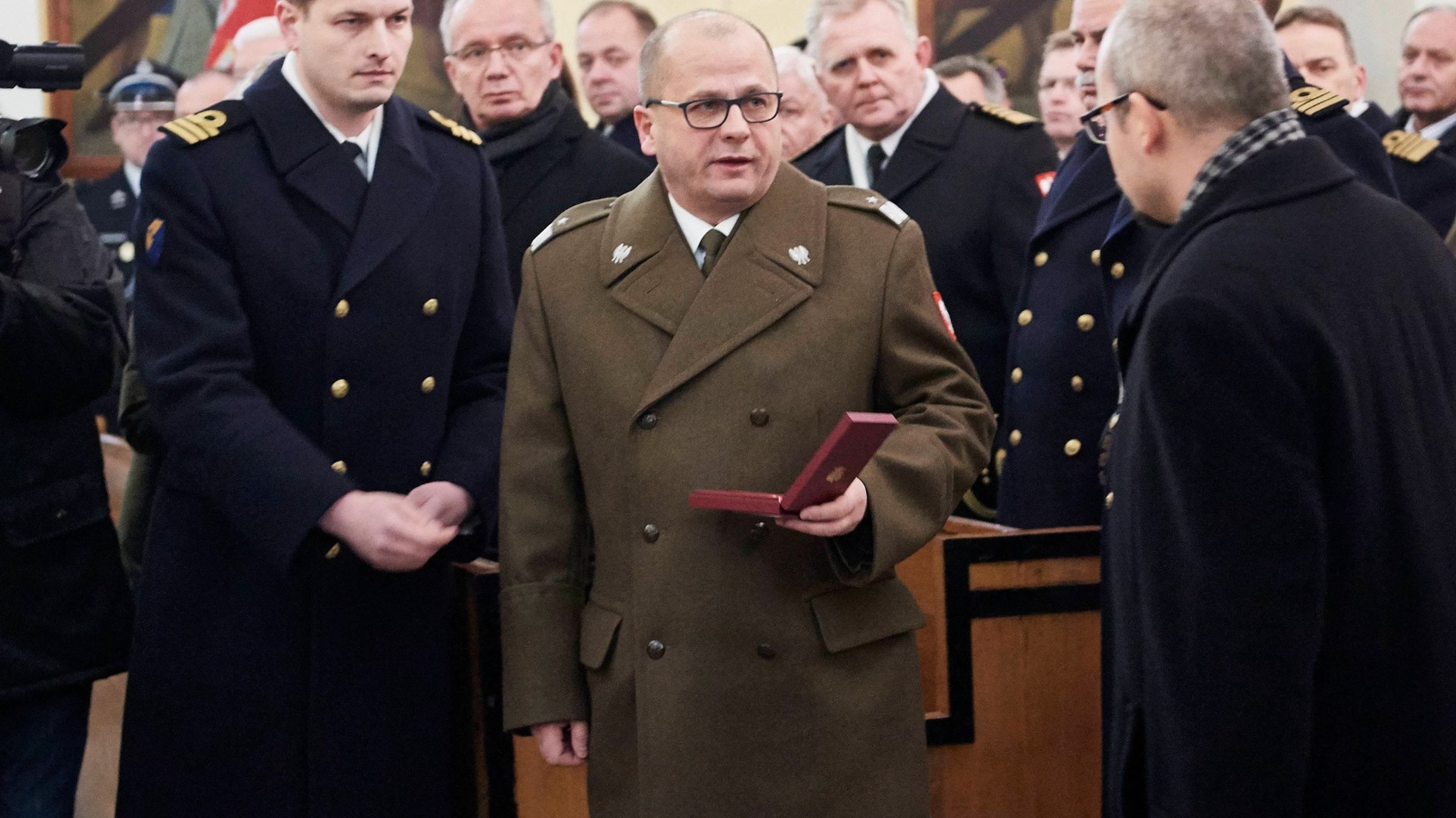 Gen. Jarosław Kraszewski (w środku, w oliwkowym mundurze) - Hel, 15.12.2017 r.
