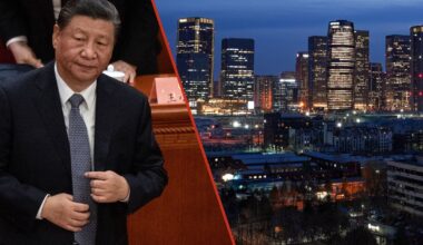Przywódca Chin Xi Jinping w Pekinie, 4 marca 2024 r. Po prawej budynki w dzielnicy finansowej Lize w Pekinie oświetlone nocą 6 marca 2025 r.