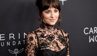 Dakota Johnson o "nagich" sukienkach. "Mama nauczyła mnie, że ciało jest piękne"