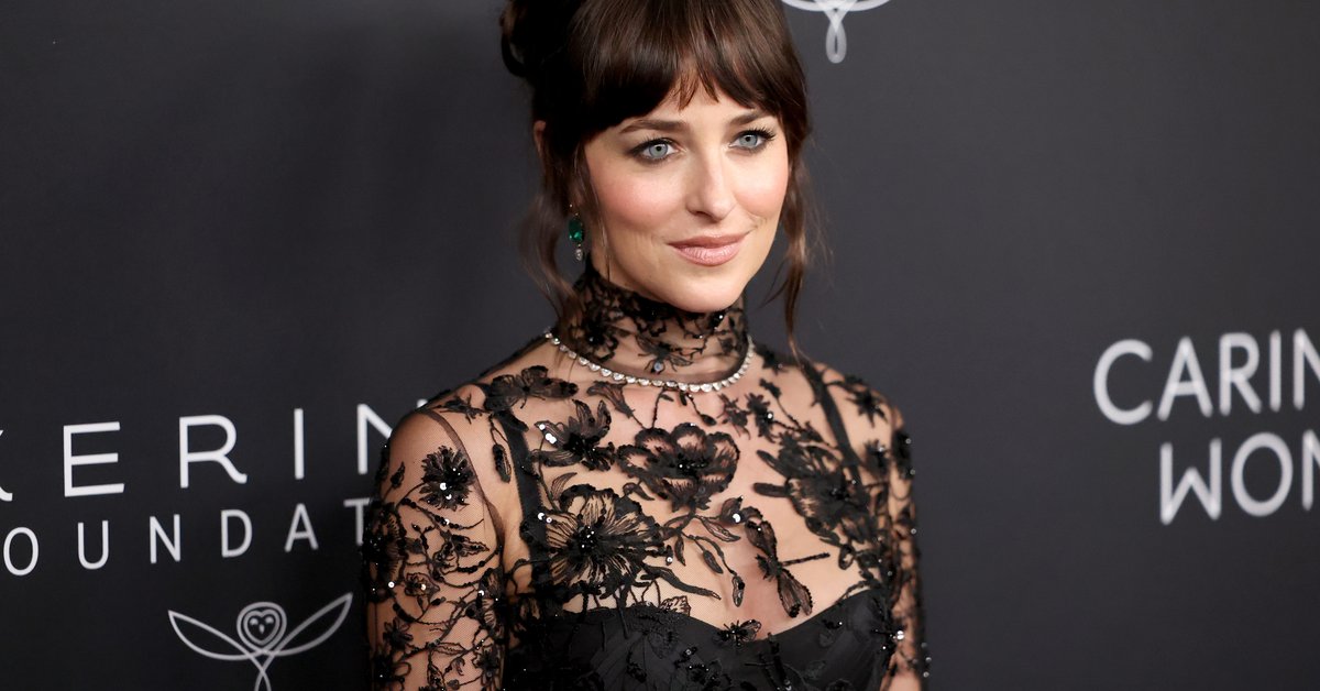 Dakota Johnson o "nagich" sukienkach. "Mama nauczyła mnie, że ciało jest piękne"