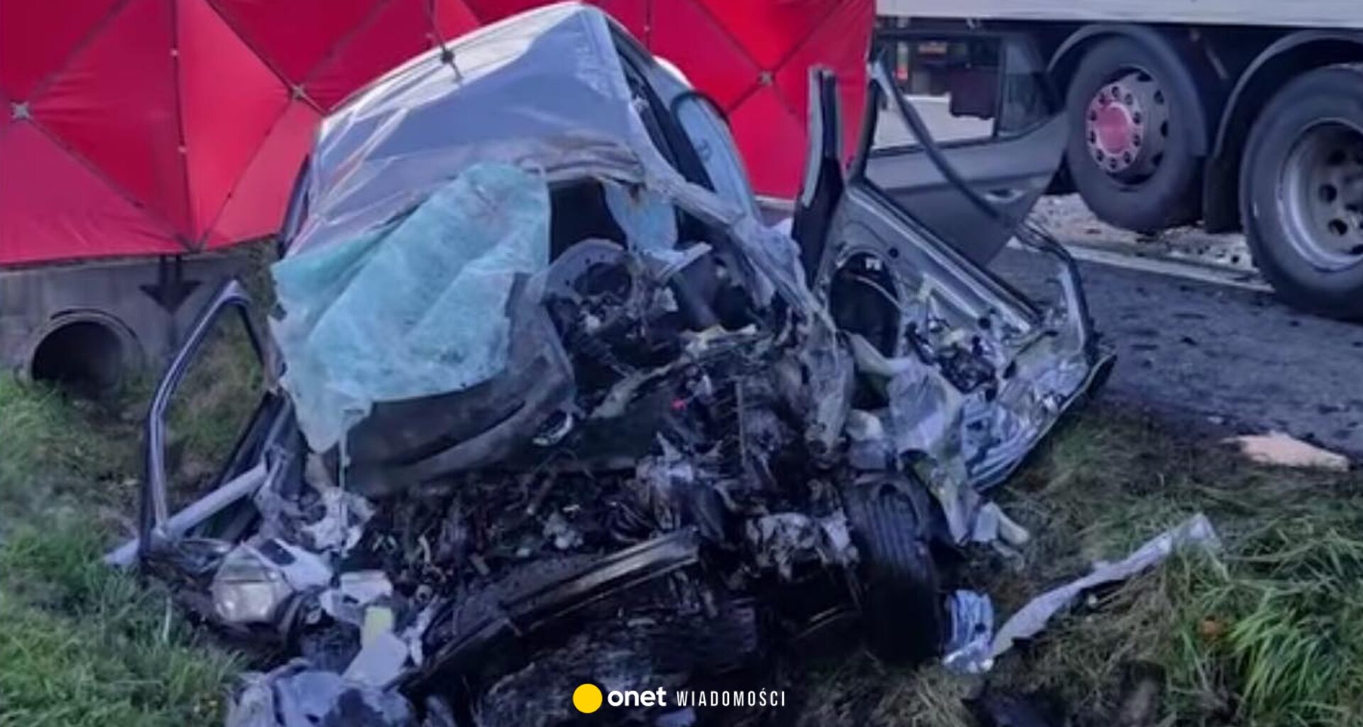 Tragiczny wypadek w Małopolsce. Nie żyje kierowca osobówki - Onet Wiadomości