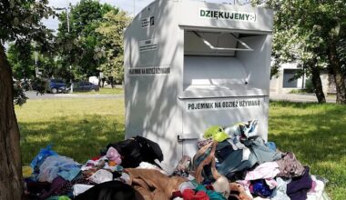 Bałagan pod kontenerem na odzież / źródło: Facebook/Zarząd Oczyszczania Miasta Warszawa