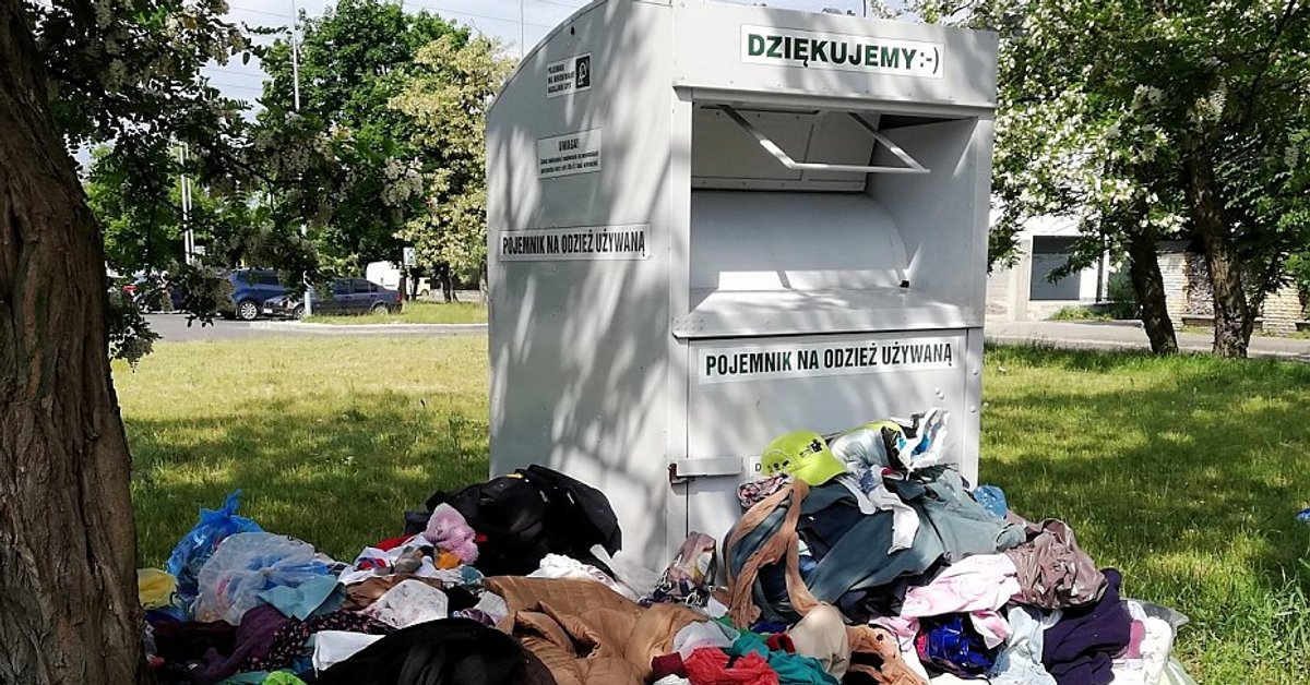 Bałagan pod kontenerem na odzież / źródło: Facebook/Zarząd Oczyszczania Miasta Warszawa