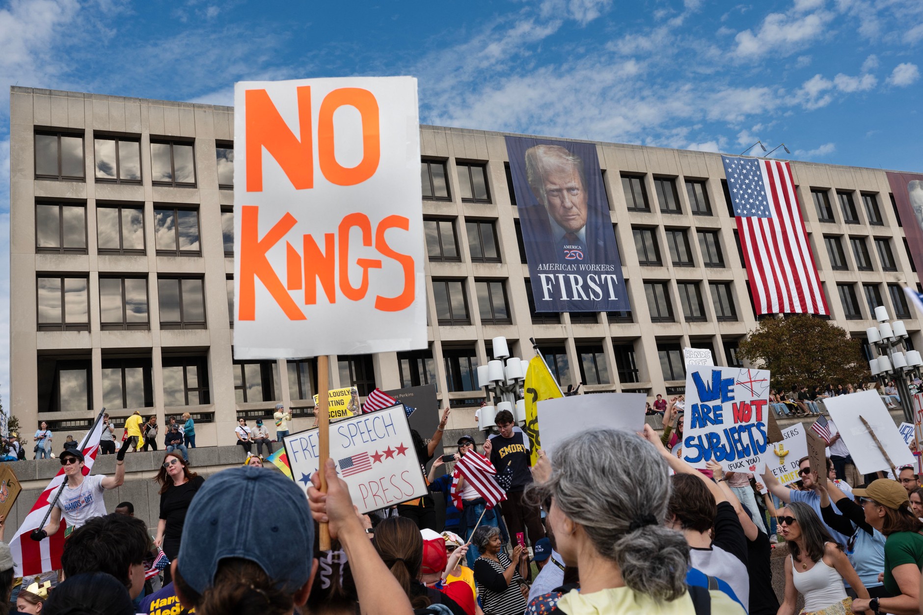 Protest pod hasłem "No Kings" (Żadnych królów), Waszyngton, 19 października 2025 r.
