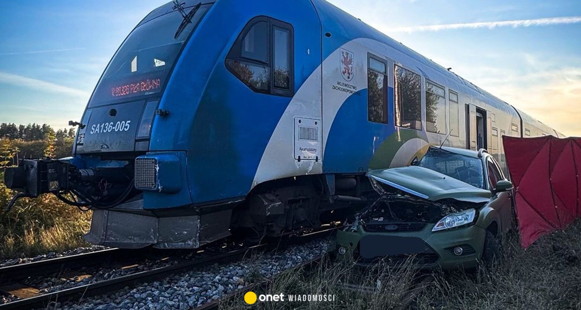 Tragedia na przejeździe kolejowym. Kierowca osobówki zginął na miejscu - Onet Wiadomości