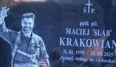 Na grobie ppłk. Macieja Krakowiana stanął pomnik. Wyróżnia się z daleka