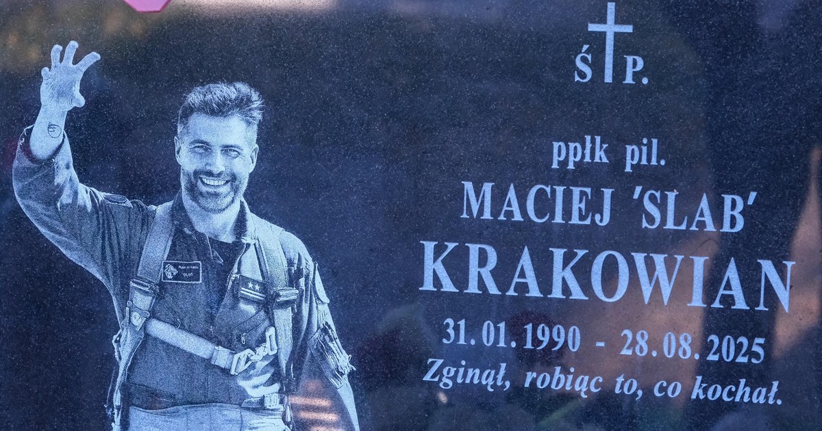 Na grobie ppłk. Macieja Krakowiana stanął pomnik. Wyróżnia się z daleka