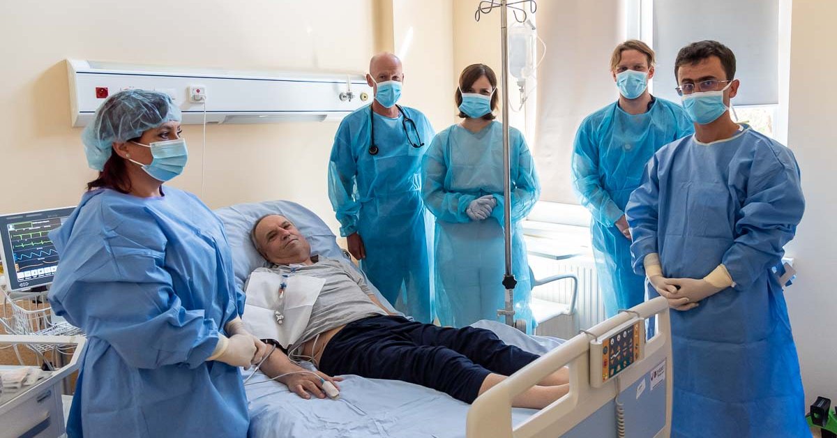 Polscy lekarze podali choremu na raka "magiczną porcję". "Guz zmniejszył się o połowę"
