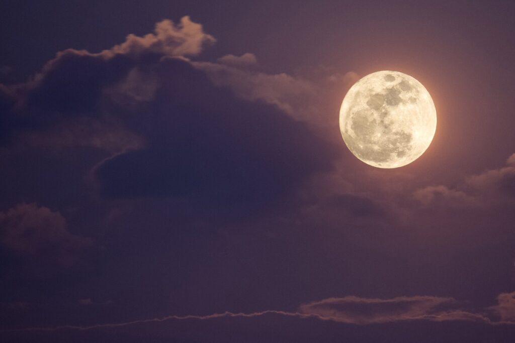 Pełnia księżyca na fioletowym niebie – idealne warunki do obserwacji superksiężyca.