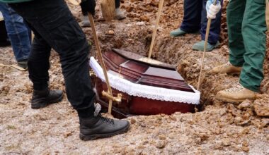 Koszt pochówku w 2025 r. Sama trumna może być droższa niż zasiłek pogrzebowy
